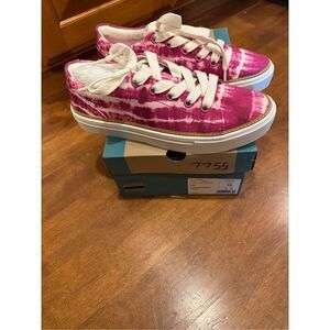 Woman’s brand new w tags Toms Alex canvas tie-dye sneakers, size 7 1/2